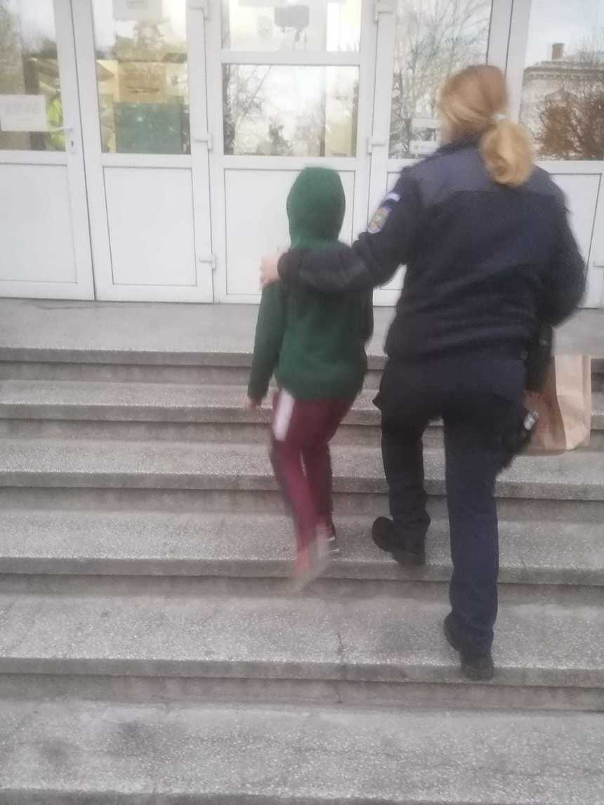 Un băiat de 11 ani care a plecat de la şcoală în timpul cursurilor, găsit după câteva ore de jandarmi într-o intersecţie din Drobeta Turnu Severin 
