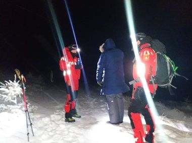 Salvamontiştii l-au găsit pe turistul accidentat în Parâng căzut într-o prăpastie/ El a fost recuperat pentru a fi transportat la spital - VIDEO