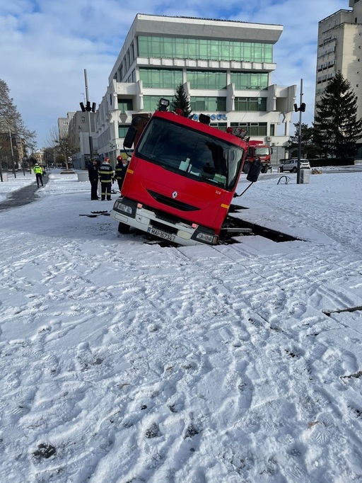 Două autospeciale, una a MAI şi una pompierilor, au căzut în fântâna arteziană din centrul municipiului Satu Mare - FOTO, VIDEO

