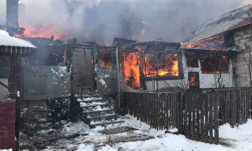 Covasna - Incendiu în localitatea Comandău - cinci case au ars complet, iar alte trei au rămas fără acoperiş. 19 persoane, inclusiv copii, au fost evacuate