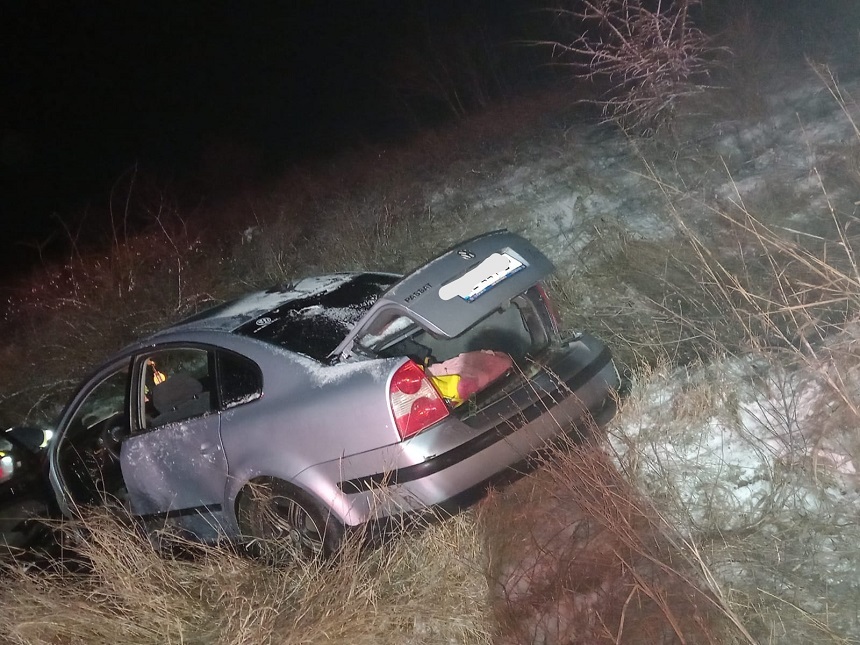 Buzău - Şase persoane, între care şi patru copii, au fost rănite, după ce şoferul maşinii în care se aflau a pierdut controlul volanului - FOTO