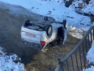 Cluj: Trei persoane au fost rănite, după ce maşina în care se aflau a căzut într-un pârâu, la o diferenţă de nivel de cinci metri - FOTO