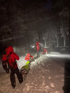 Turistă care a suferit o fractură la picior când făcea schi de tură în Munţii Grohotiş, recuperată de salvamontişti şi transportată la spital