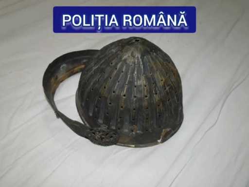 Argeş: Coif din secolul al XVIII-lea, obiect de patrimoniu, găsit de poliţişti în locuinţa unui bărbat care încerca să îl vândă pe internet