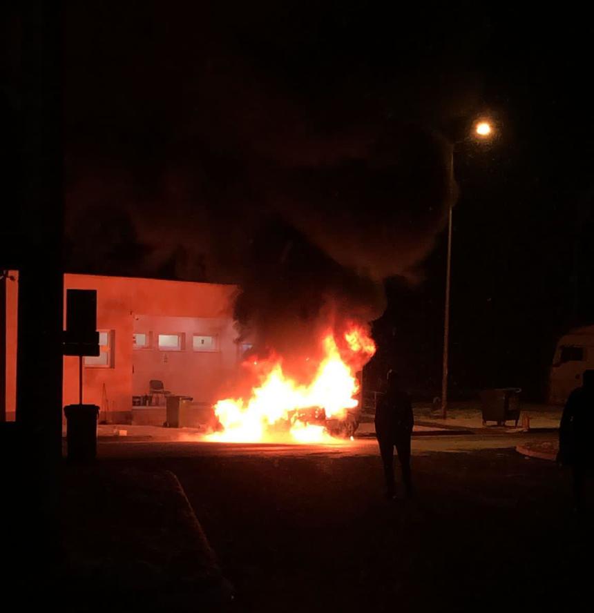 Hunedoara: Maşină cuprinsă de flăcări într-o parcare pe autostrada A1, în zona municipiului Orăştie