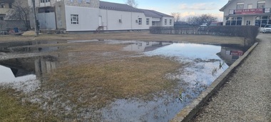 UPDATE - Accident ecologic la marginea municipiului Ploieşti. O conductă care transporta petrol s-a spart, cantităţi importante deversându-se pe sol/ Precizările Prefecturii - FOTO, VIDEO