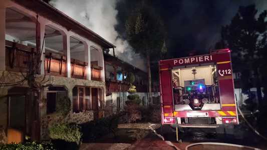 UPDATE - Dâmboviţa: Incendiu la chiliile Mănăstirii Nucet / Pompierii intervin cu mai multe autospeciale şi au reuşit să salveze Paraclisul mănăstirii construit din lemn / Cinci măicuţe s-au autoevacuat