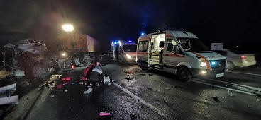 UPDATE - Accident rutier grav în care au fost implicate un autocamion, o ambulanţă şi un autoturism, între Iaşi şi Târgu Frumos - Şapte persoane au murit - VIDEO, FOTO