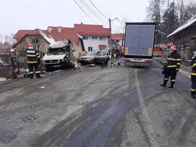 Braşov: Accident cu un mort şi un rănit, la Bran, fiind implicate un TIR, o autoutilitară care transporta combustibil şi un autoturism/ Traficul pe DN 73 este blocat