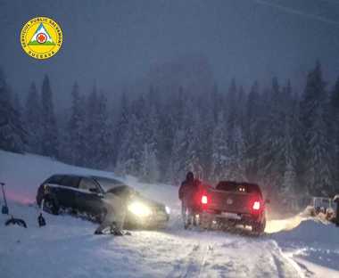 Acţiune a salvamontiştilor din Suceava pentru salvarea unei familii cu doi copii care a rămas blocată într-o maşină care a derapat pe un drum judeţean 