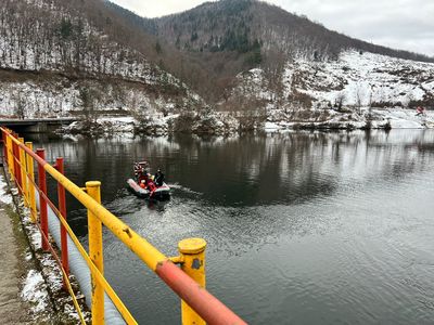Cluj: Maşină căzută în lacul Someşul Cald/ Trupurile neînsufleţite a doi bărbaţi, recuperate de scafandri - FOTO, VIDEO