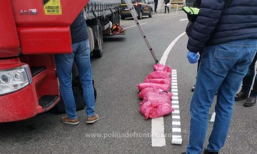 Peste 80 de kilograme de opiu, găsite de poliţiştii de frontieră din Calafat deasupra cabinei unui camion. Valoarea drogurilor se ridică la 1,5 milioane de euro - FOTO, VIDEO