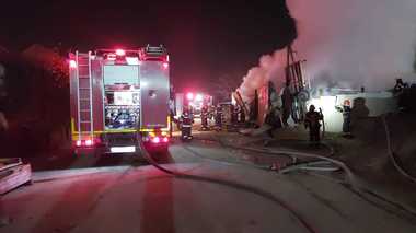 Incendiu pe o proprietate privată din Bucureşti, unde erau improvizate mai multe spaţii de depozitare - FOTO / VIDEO