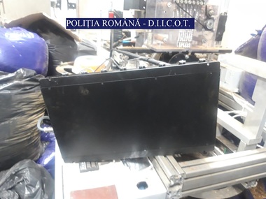 UPDATE - Patru persoane sunt cercetate de poliţiştii din Constanţa pentru fabricarea de ţigarete contrafăcute. Fabrica ilegală era într-un depozit subteran, în judeţul Hunedoara, fiind descoperită şi o instalaţie de bruiaj - VIDEO