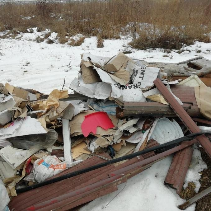 Două persoane, amendate după ce au aruncat deşeuri provenite din construcţii şi amenajări interioare la marginea unui cartier din Braşov/ Autorii, identificaţi pe baza unui bon de comandă pentru mâncare, găsit printre deşeuri