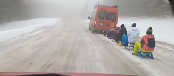 UPDATE - Imagini cu un microbuz înmatriculat în Hunedoara care trage şase sănii pe care se află copii şi adolescenţi, publicate pe internet: Ăştia nu-s sănătoşi la cap! / Şoferul a fost identificat şi va fi amendat - VIDEO 