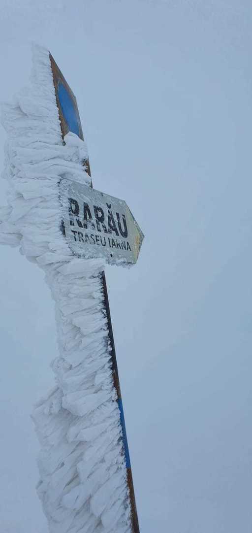 UPDATE - Suceava: Salvamontiştii intervin pentru recuperarea unei turiste de pe creasta Giumalău/ În zonă este vânt puternic şi vizibilitate aproape de zero/ O echipă de salvatori a ajuns la femeie şi coboară spre Şaua Colbu