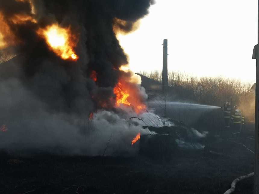 Argeş: Un incendiu de vegetaţie uscată s-a extins la un depozit de deşeuri din plastic - FOTO, VIDEO