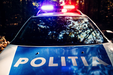 Bucureşti - Un bărbat şi-a răpit fosta concubină şi fiica din maşina actualului concubin al femeii, după ce le-a ameninţat cu un cuţit / În încercarea de a scăpa, a lovit cinci maşini / Bărbatul, arestat preventiv - VIDEO