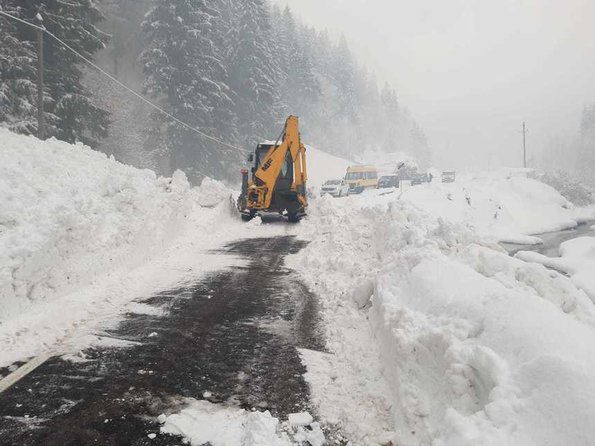 Bistriţa-Năsăud: Căderi masive de zăpadă între localităţile Rodna şi Valea Mare / În unele zone drumul a fost blocat pe un sens 