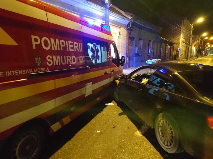 Un echipaj ATI-SMURD care transporta către Institutul Inimii din Cluj un pacient, implicat în accident rutier / Un paramedic, rănit uşor 
