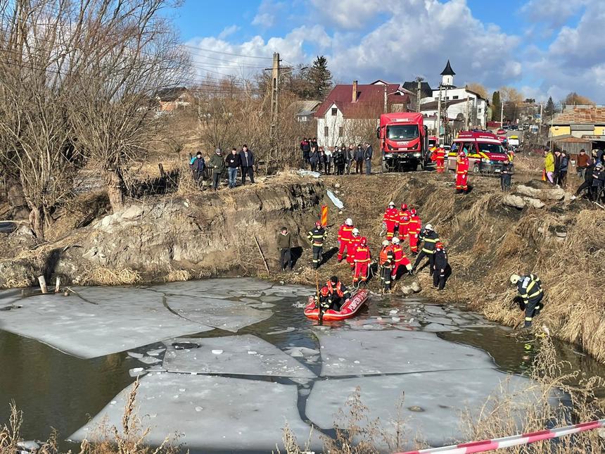 Suceava: Două persoane şi-au pierdut viaţa, după ce au căzut cu maşina într-un lac 