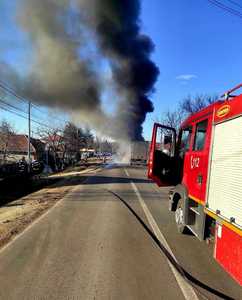 UPDATE - Un camion încărcat cu îngrăşăminte a luat foc în deplasare, pe DN 61, în judeţul Giurgiu/ Şoferul a primit îngrijiri medicale după ce a inhalat fum / Traficul a fost reluat - FOTO, VIDEO