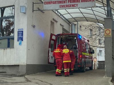 Botoşani: Copil de doi ani, grav rănit după ce a căzut de la etajul trei al unui bloc 
