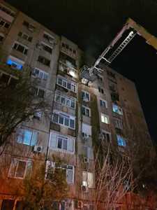 Incendiu într-un apartament dintr-un bloc din Sectorul 5 al Capitalei/ Douăzeci de locatari, evacuaţi/ O persoană primeşte îngrjiri de la echipajul SMURD, după ce a suferit un atac de panică - VIDEO