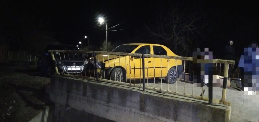Teleorman: Trei fraţi, răniţi după ce autoturismul în care se aflau a intrat într-un cap de pod