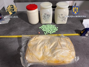 Percheziţii la persoane bănuite că au distribuit amfetamină, MDMA şi cannabis, în judeţul Timiş / 16 persoane, duse la audieri 
