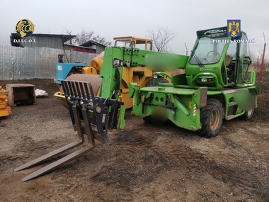 Grupare care se ocupa cu furtul de utilaje agricole şi autoturisme în Italia şi Franţa, destructurată la Iaşi. Au fost reţinute patru persoane, prejudiciul în acest caz fiind de 1,5 milioane de euro - FOTO