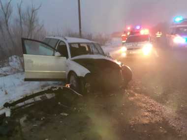 Accident între un autoturism şi un microbuz şcolar, în judeţul Cluj / Doi adulţi şi doi copii au avut nevoie de îngrijiri medicale - FOTO/ VIDEO