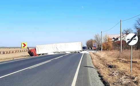 UPDATE - Ialomiţa: Camion cu 24 de tone de azotat, răsturnat / Două persoane au fost rănite / 12 persoane, evacuate preventiv
