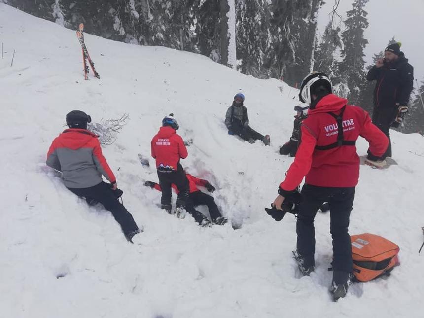 Braşov: Zece intervenţii ale salvamontiştilor, sâmbătă / Un turist care a ieşit de pe pârtie a căzut într-o groapă