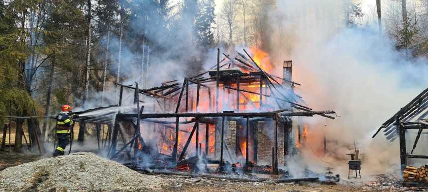 Argeş: Incendiu la o cabană din Bughea de Sus. Turiştii s-au evacuat 