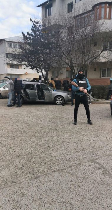 Vrancea: Doi bărbaţi, prinşi în flagrant după ce au dat o spargere într-un apartament/ Ei erau monitorizaţi, fiind prinşi cu instrumente folosite la forţarea uşilor şi staţii de emisie-recepţie - VIDEO