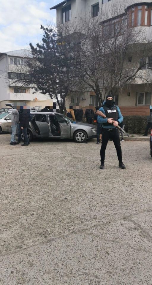 Vrancea: Doi bărbaţi, prinşi în flagrant după ce au dat o spargere într-un apartament/ Ei erau monitorizaţi, fiind prinşi cu instrumente folosite la forţarea uşilor şi staţii de emisie-recepţie - VIDEO