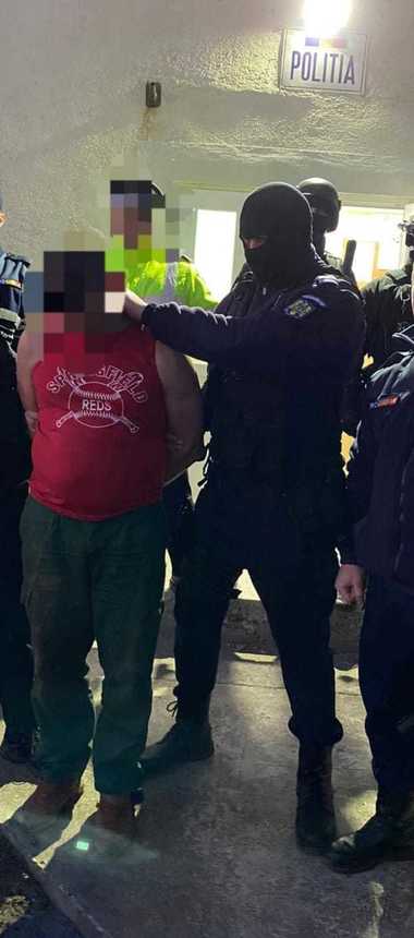 Botoşani: Un bărbat şi-a înjunghiat fosta soţie, dar şi pe mama şi sora acesteia / Alerta a fost dată de o vecină, care l-a văzut pe agresor fugind cu un cuţit / Fosta soţie a agresorului a murit, celelalte două femei fiind transportate la spital  