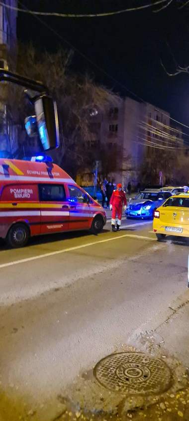 Constanţa: Un copil de cinci ani şi mama lui, răniţi într-un accident / Echipajul SMURD trimis să le acorde îngrijiri, lovit de o maşină 