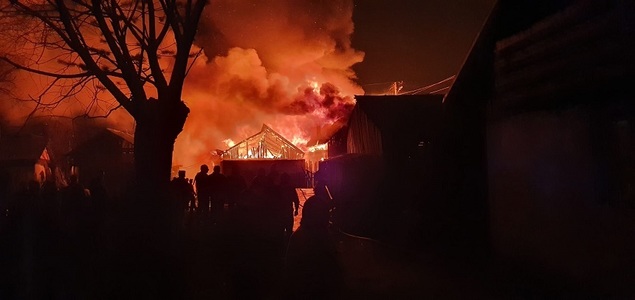 Argeş: Şapte locuinţe, cuprinse de un incendiu izbucnit din cauza unui scurtcircuit produs la o improvizaţie pe instalaţia electrică - FOTO
