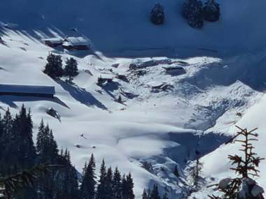Avalanşă de mari dimensiuni în Munţii Rodnei, fiind afectată Cabana Puzdrele 