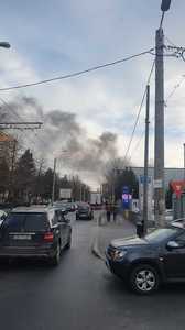 Incendiu la un atelier auto din Bucureşti, existând posibilitatea ca focul să se extindă la două case/ Pompierii intervin cu şase autospeciale - FOTO