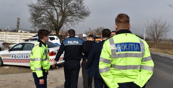 Şoferi urmăriţi de poliţişti în Dolj şi Olt/ Unul dintre ei luase maşina tatălui său, fiind prins după ce s-a răsturnat/ Celălalt, oprit după ce  poliţiştii au tras focuri de armă