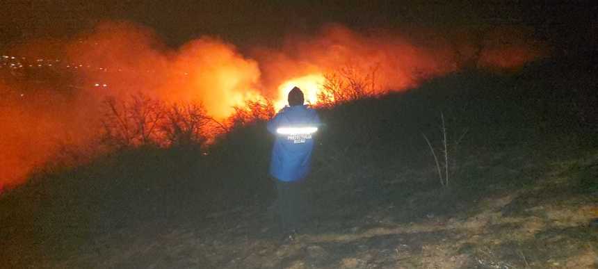Prahova: Incendiu de vegetaţie uscată, traficul feroviar fiind afectat 