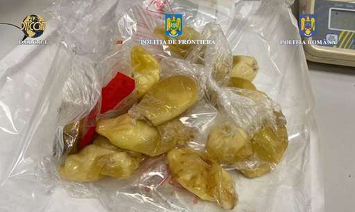 O femeie din Brazilia, depistată pe Aeroportul Otopeni cu aproximativ 1 kg de droguri ingerate, în stomac - FOTO