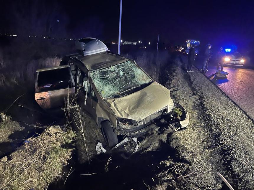 Arad: Doi cetăţeni din Sri Lanka, morţi după ce au fost loviţi de o maşină în timp ce mergeau pe marginea drumului / Şoferul autoturismului a pierdut controlul şi a intrat pe sensul opus de mers  