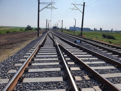 Trafic feroviar oprit pe magistrala 100 Caracal-Craiova după ce locomotiva unui tren marfar  a deraiat
