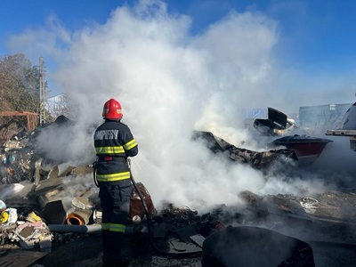 Tulcea: Două ambarcaţiuni aflate în curtea unei societăţi au fost distruse într-un incendiu - FOTO
