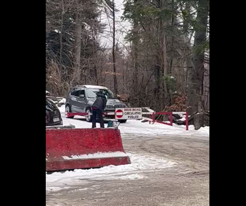 Bărbat cercetat pentru distrugere, după ce a tăiat cu flexul bariera de la intrarea pe drumul care urcă spre Cota 1400 din Bucegi - VIDEO
